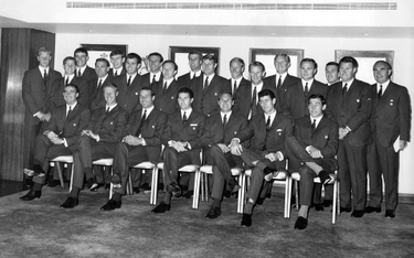 Mistrzowie świata z 1966 r. George Cohen wśród stojących piłkarzy (czwarty z prawej)