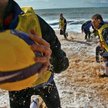 W przeddzień spotkania z Litwą Beenhakker zarządził mecz w rugby na atlantyckiej plaży, choć woda by