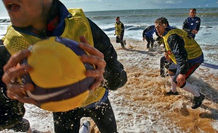 W przeddzień spotkania z Litwą Beenhakker zarządził mecz w rugby na atlantyckiej plaży, choć woda by