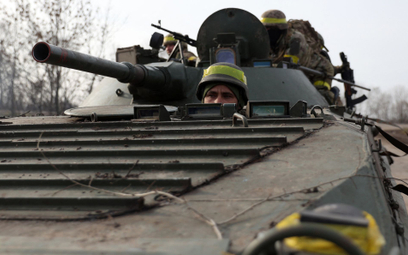 Ukraiński żołnierz w pojeździe opancerzonym