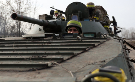 Ukraiński żołnierz w pojeździe opancerzonym