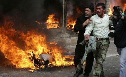 Funkcjonariusz policji, pobity przez tłum