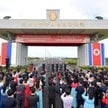 Uczestnicy ceremonii biją brawo podczas otwarcia pierwszego mostu drogowego łączącego Koreę Północną