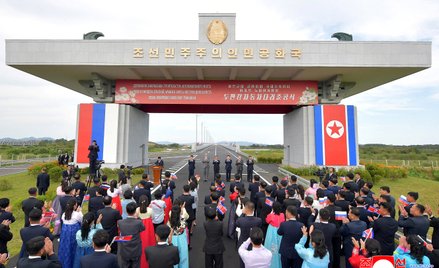 Uczestnicy ceremonii biją brawo podczas otwarcia pierwszego mostu drogowego łączącego Koreę Północną