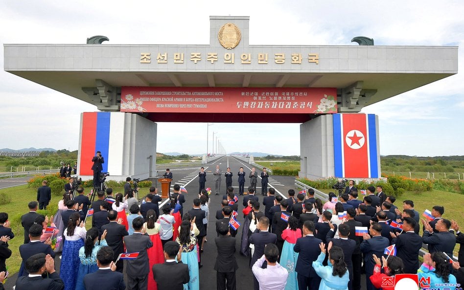 Uczestnicy ceremonii biją brawo podczas otwarcia pierwszego mostu drogowego łączącego Koreę Północną