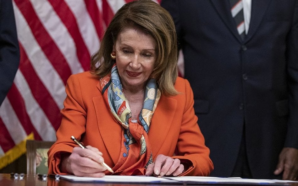 Pelosi: Szklanka wody wygrałaby wybory w okręgu Ocasio-Cortez