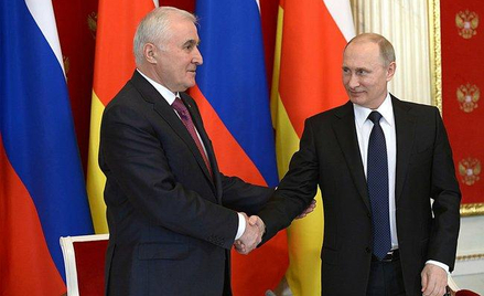 Władimir Putin i Leonid Tabiłow podczas podpisania porozumienia o współpracy i integracji w marcu 20