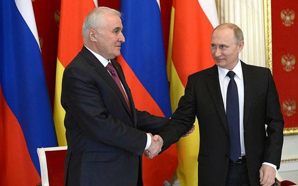 Władimir Putin i Leonid Tabiłow podczas podpisania porozumienia o współpracy i integracji w marcu 20