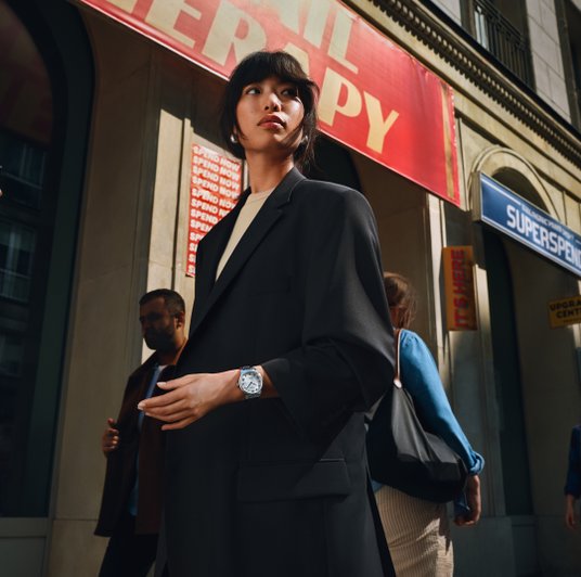 Bohaterami nowej kampanii marki Tissot są dwa zegarki: Tissot PRX 35 mm Powermatic 80 oraz Tissot Le