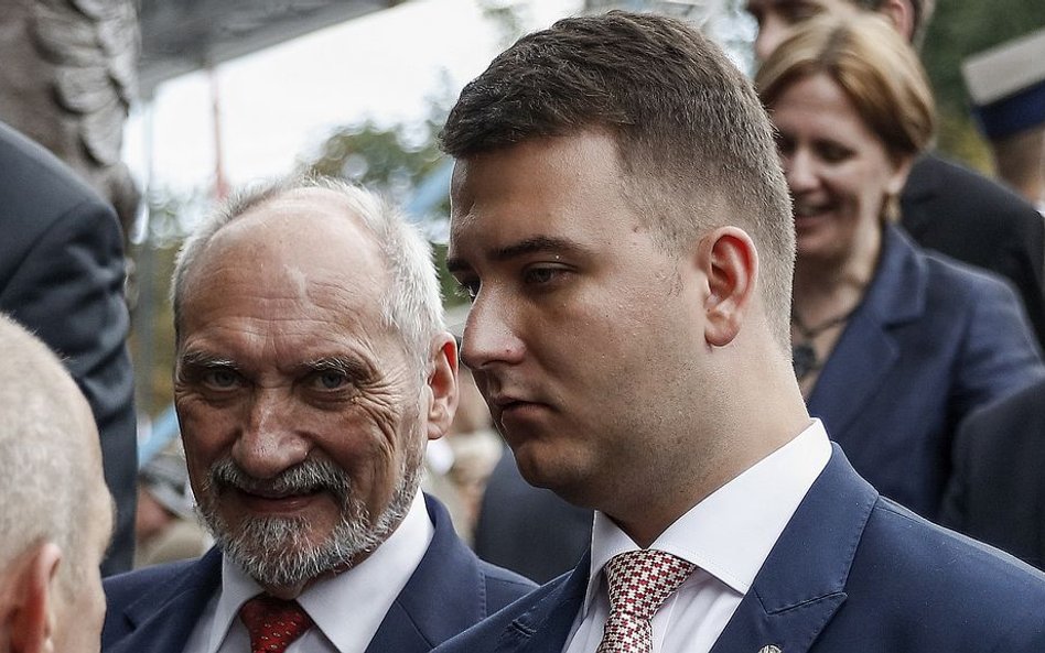 Były szef MON Antoni Macierewicz i były rzecznik ministerstwa Bartłomiej Misiewicz