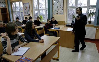 Sondaż: Połowa Polaków nie chce religii w szkołach