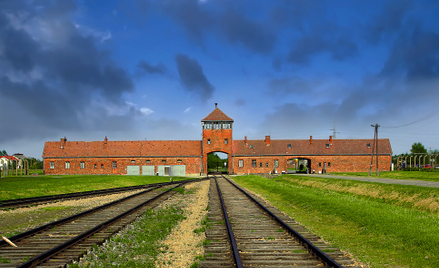 Brama główna KL Auschwitz II (Birkenau) – widok współczesny. 14 czerwca obchodzimy Narodowy Dzień Pa