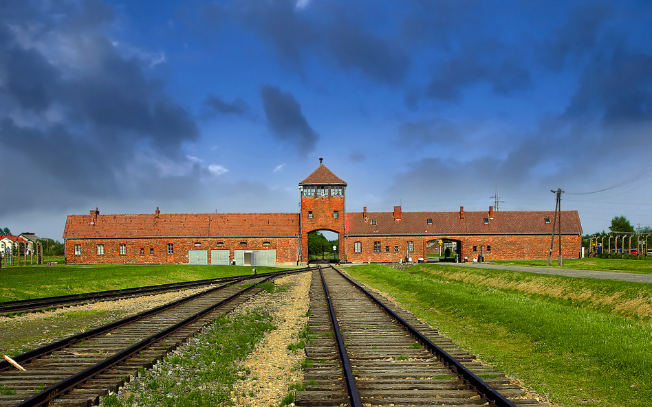 Brama główna KL Auschwitz II (Birkenau) – widok współczesny. 14 czerwca obchodzimy Narodowy Dzień Pa