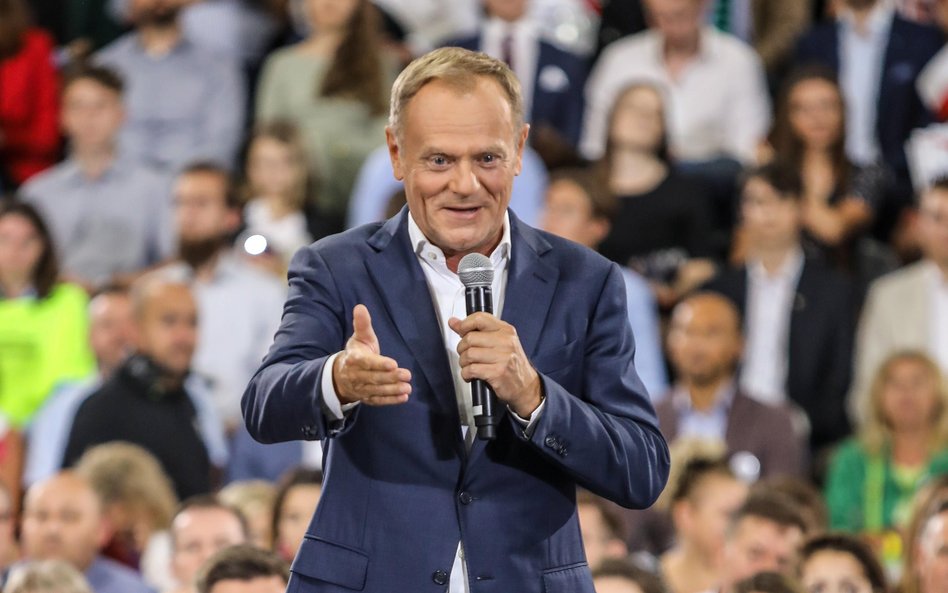 Tusk krytykuje rząd za inflację i zapowiada: Skończy się PiS, skończy się drożyzna