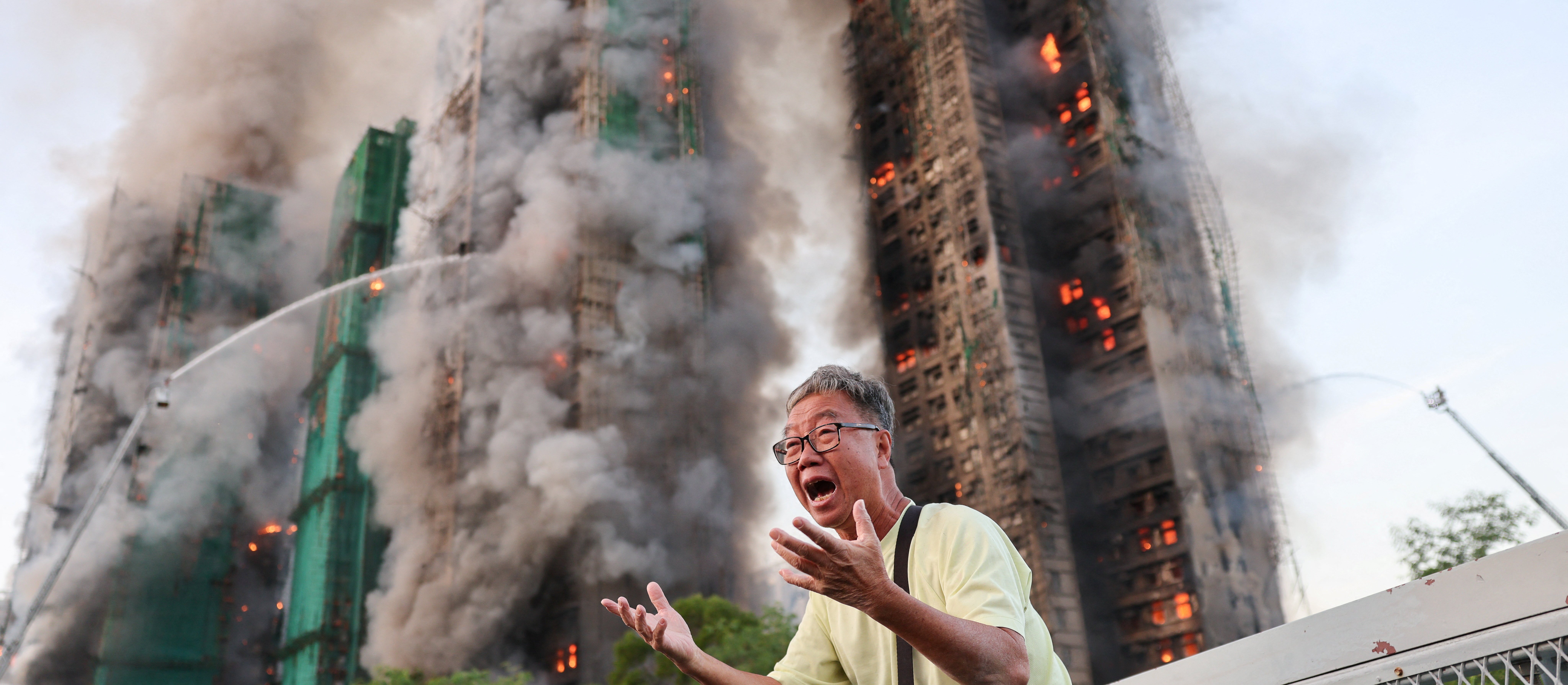 Olbrzymi pożar w Hongkongu. W ogniu stanęły wielopiętrowe bloki mieszkalne
