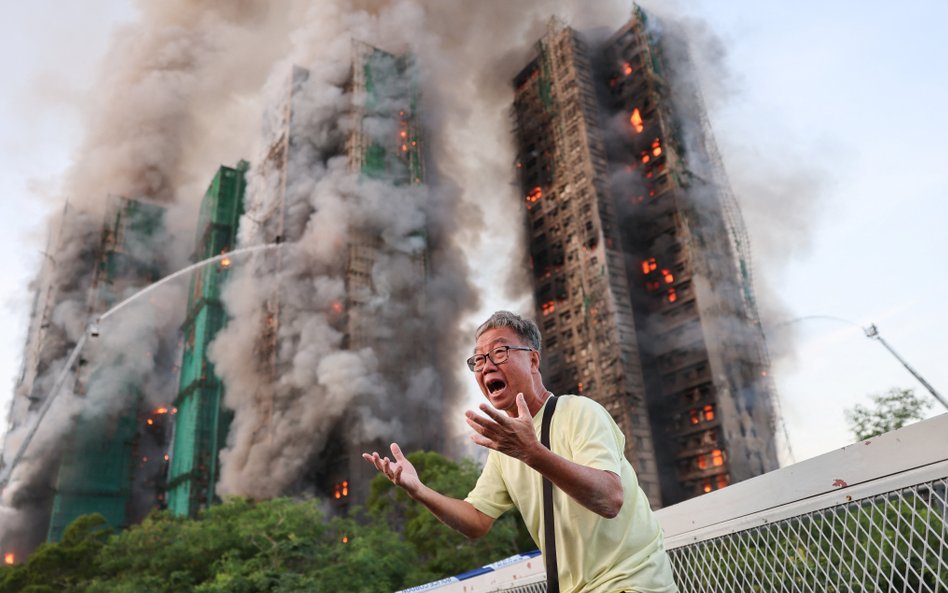 Olbrzymi pożar w Hongkongu. W ogniu stanęły wielopiętrowe bloki mieszkalne