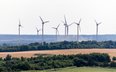 Senat przyjął do ustawy wiatrakowej, która zakłada także mrożenie cen energii