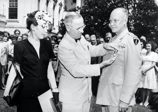 Prezydent Harry Truman wręcza medal generałowi Dwightowi D. Eisenhowerowi (towarzyszy im żona Eisenh