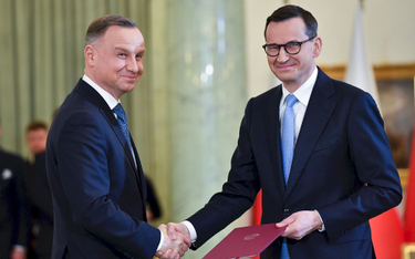 Prezydent Andrzej Duda i premier Mateusz Morawiecki na uroczystości w Pałacu Prezydenckim