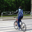 Rowerzyści na przejściach omijają prawo