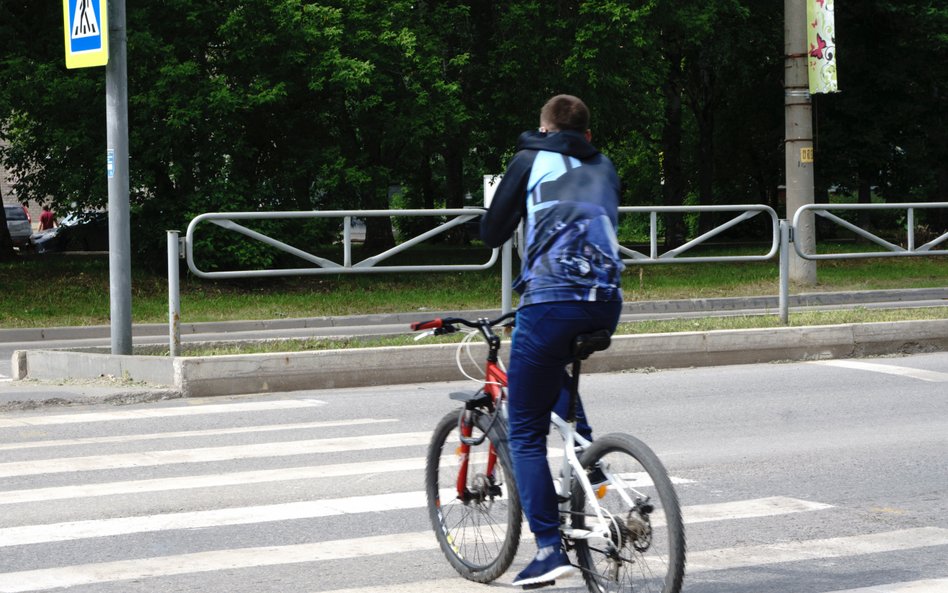 Rowerzyści na przejściach omijają prawo