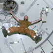 Gerald Carr demonstruje skutki braku grawitacji podczas misji Skylab 4.