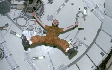 Gerald Carr demonstruje skutki braku grawitacji podczas misji Skylab 4.
