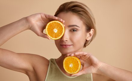 Witamina C obecna w krwiobiegu przenika do wszystkich warstw skóry i wiąże się z poprawą jej funkcjo