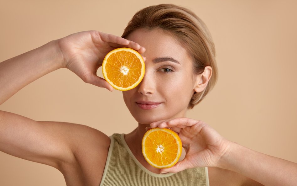 Witamina C obecna w krwiobiegu przenika do wszystkich warstw skóry i wiąże się z poprawą jej funkcjo