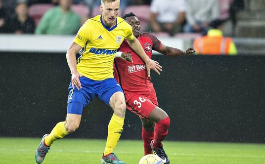 Tadeusz Socha z Arki i Rilwan Hassan z FC Midtjylland