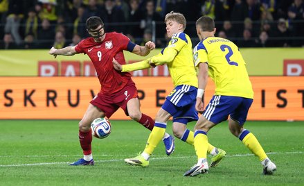 Robert Lewandowski w walce z Danielem Svenssonem