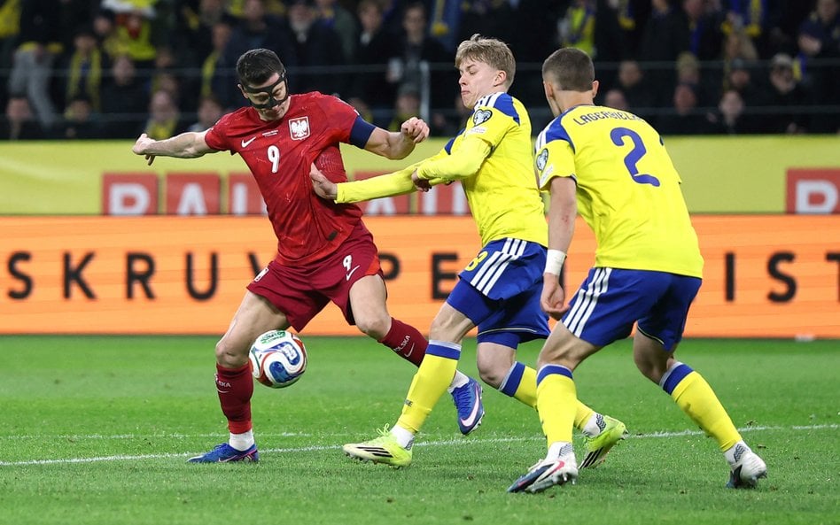 Robert Lewandowski w walce z Danielem Svenssonem