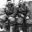 John Alcock i Arthur Whitten Brown w kombinezonach lotniczych