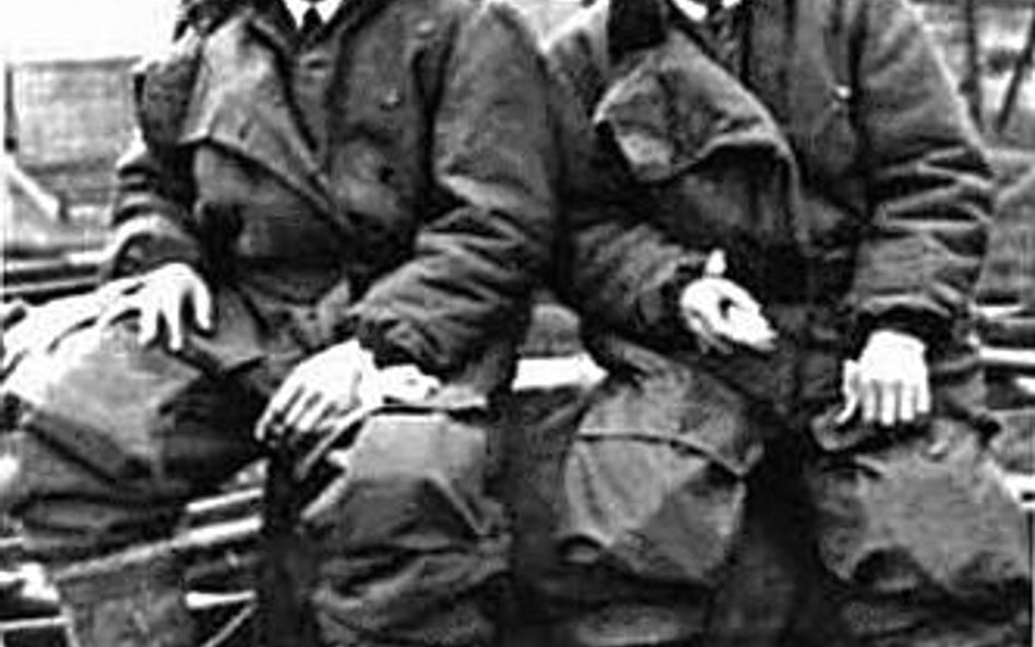 John Alcock i Arthur Whitten Brown w kombinezonach lotniczych