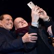 Silvio Berlusconi, lider Forza Italia, pozuje do seflie na spotkaniu wyborczym w Mediolanie