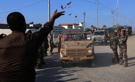 Peszmergowie wyjeżdżają z bazy w północnym Iraku