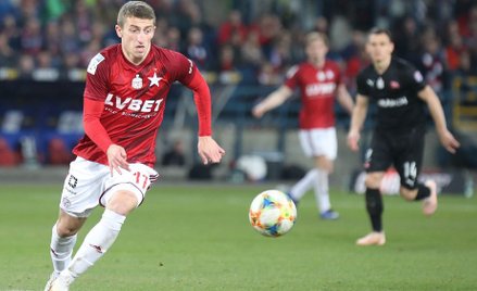 Przy piłce Krzysztof Drzazga (Wisła Kraków)