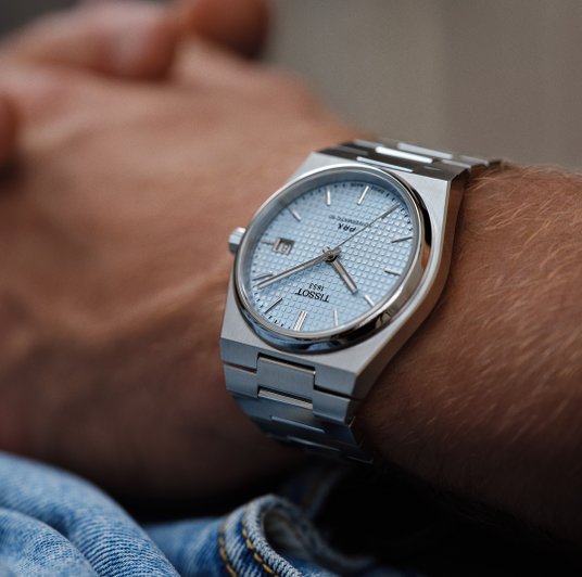 Tissot PRX z automatycznym mechanizmem Powermatic 80 i kopertą w kolorze Ice Blue.