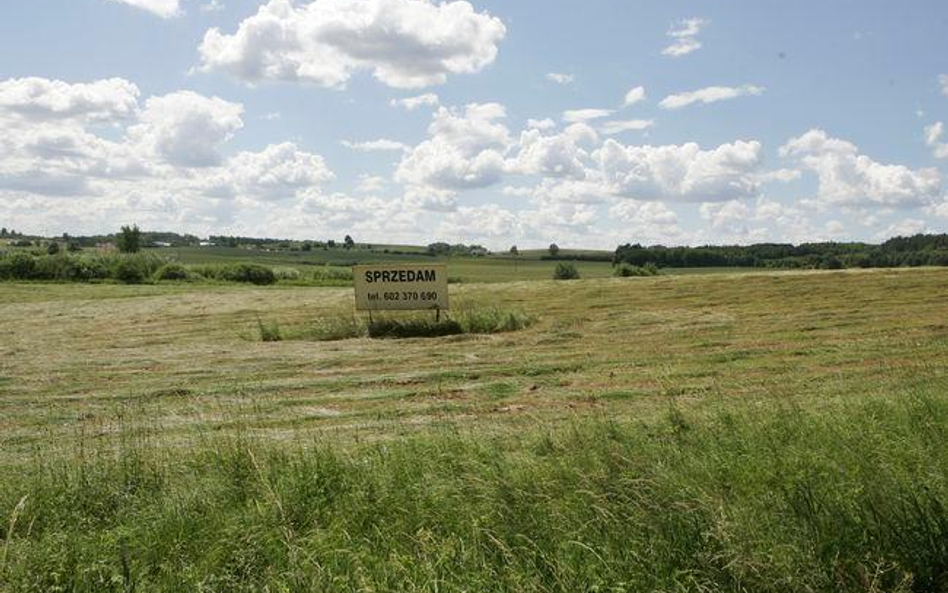 Ogłoszenia o przetargach gmin na zbycie gruntu będą tańsze. Nie trzeba będzie podawać wszystkich inf