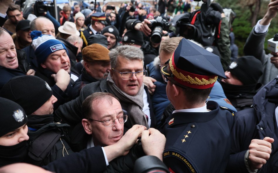 Mariusz Kamiński i Maciej Wąsik przed Sejmem