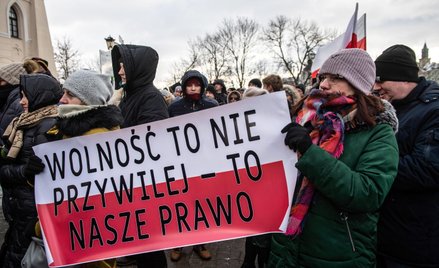 Uczestnicy marszu w Lublinie pod hasłem "Stop przymusowi szczepień, biedzie i bezprawiu"