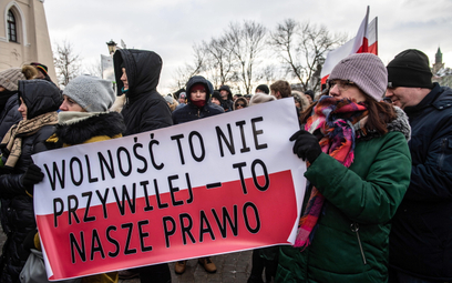 Uczestnicy marszu w Lublinie pod hasłem "Stop przymusowi szczepień, biedzie i bezprawiu"