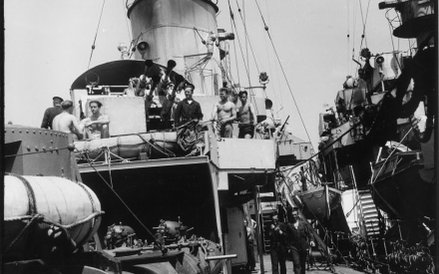 Lato 1944. Obsada 40 mm armaty Mark VII na śródokręciu OPR „Piorun”. Przy prawej burcie ORP „Błyskaw