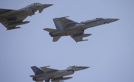 Fińskie myśliwce F-16 nad Rumunią. W tym ostatnim kraju z obsługi myśliwców F-16 szkolili się ukraiń