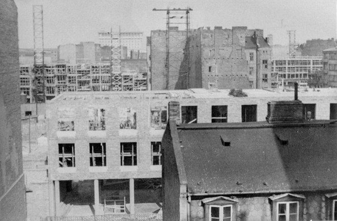 Budowa Pogotowia Rattunkowego na pierszym planie