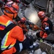 Ratownicy z Salwadoru szukają ocalałych pod gruzami budynku, który zawalił się w wyniku trzęsienia z