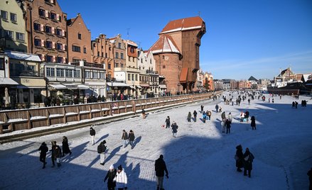 Mieszkańcy Gdańska spacerują po zmrożonej Motławie