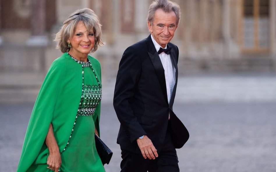 Bernard Arnault z żoną w Wersalu podczas wizyty króla Karola III we Francji w 2023 roku.