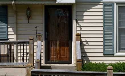 Drzwi domu, przez które postrzelono Ralpha Yarla