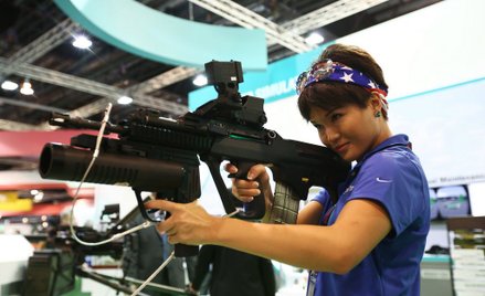 Świat nie oszczędza na broni